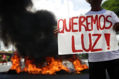 Porto Alegre, RS, Brasil, 19-01-2024: Manifestação de moradores na avenida Princesa Isabel com Rua São Luís bloqueia parcialmente a via. Eles reivindicam água e luz. Foto: Mateus Bruxel / Agência RBSIndexador: Mateus Bruxel<!-- NICAID(15655248) -->