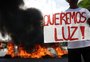 Moradores bloqueiam parte do cruzamento da Avenida Princesa Isabel e da Rua São Luís com galhos e pneus incendiados