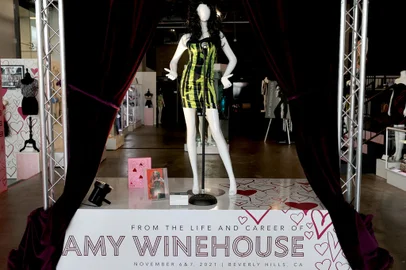 Julien's Auctions Hosts Press Preview For Public Exhibition And Auction Of Property From The Life And Career Of Amy WinehouseBEVERLY HILLS, CALIFORNIA - NOVEMBER 01: The dress worn by the late Amy Winehouse during her final performance on display at Julien's Auctions on November 01, 2021 in Beverly Hills, California.   Kevin Winter/Getty Images/AFP (Photo by KEVIN WINTER / GETTY IMAGES NORTH AMERICA / Getty Images via AFP)Editoria: ACELocal: Beverly HillsIndexador: KEVIN WINTERSecao: celebrityFonte: GETTY IMAGES NORTH AMERICA<!-- NICAID(14934996) -->
