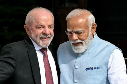 India's Prime Minister Narendra Modi (R) and Brazil's President Luiz Inacio Lula da Silva walk before their meeting at the Hyderabad House in New Delhi on February 21, 2026. (Photo by Sajjad HUSSAIN / AFP)<!-- NICAID(16230191) -->