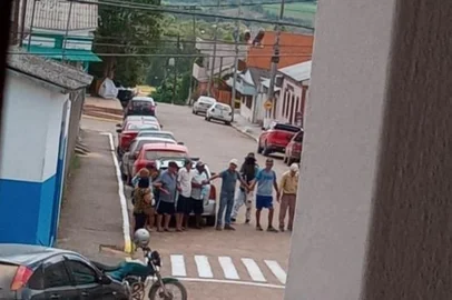**FOTOGRAFIA INDEXADA A PEDIDO DE LUCIO CHARÃO**Grupo ataca banco, faz reféns e obriga moradores a formarem cordão humano em Amaral Ferrador<!-- NICAID(15672237) -->