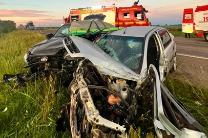 Três pessoas ficam feridas em colisão na BR-116, em Vacaria. Na foto, os veículos Toyotta SW4 e Chevrolet Classic envolvidos.<!-- NICAID(16226852) -->