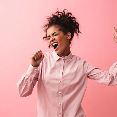 Beautiful young african woman posing isolated over pink wall background screaming singing.PORTO ALEGRE, RS, BRASIL, 18-09-2025: Mulher cantando e dançando. Foto: Drobot Dean/stock.adobe.comIndexador: Vadym DrobotFonte: 250437775<!-- NICAID(16127941) -->