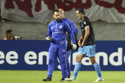 Gremio's defender Pedro Geromel leaves the field after an injury during the Copa Libertadores group stage first leg football match between Argentina's Estudiantes de La Plata and Brazil's Gremio at the Jorge Luis Hirschi Stadium in La Plata, Argentina, on April 23, 2024. (Photo by ALEJANDRO PAGNI / AFP)<!-- NICAID(15743726) -->