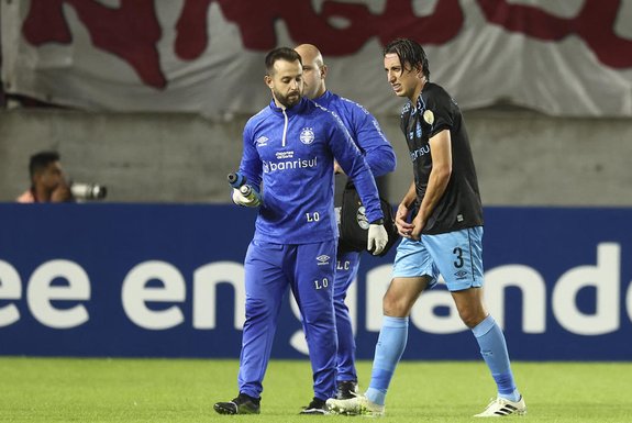 Gremio's defender Pedro Geromel leaves the field after an injury during the Copa Libertadores group stage first leg football match between Argentina's Estudiantes de La Plata and Brazil's Gremio at the Jorge Luis Hirschi Stadium in La Plata, Argentina, on April 23, 2024. (Photo by ALEJANDRO PAGNI / AFP)<!-- NICAID(15743726) -->