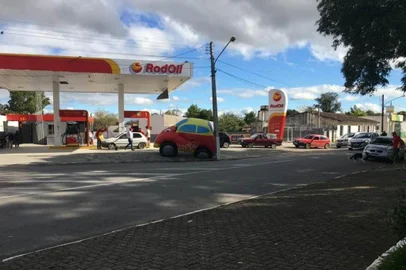 Posto de combustível em Cerrito<!-- NICAID(14809663) -->