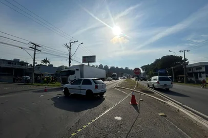 Um homem morreu em um acidente na manhã desta sexta-feira (6) na RS-240, na Scharlau, em São Leopoldo. Ele era condutor de uma moto que trafegava em direção ao interior quando colidiu com um carro que vinha no sentido contrário e fazia o retorno em um acesso. <!-- NICAID(16239441) -->