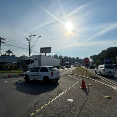 Um homem morreu em um acidente na manhã desta sexta-feira (6) na RS-240, na Scharlau, em São Leopoldo. Ele era condutor de uma moto que trafegava em direção ao interior quando colidiu com um carro que vinha no sentido contrário e fazia o retorno em um acesso. <!-- NICAID(16239441) -->