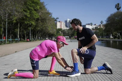 PORTO ALEGRE, RS, BRASIL, 20-10-2025: Susan Stone e o filho Paulo Stone durante o treino de corrida no Parque Farroupilha (Redenção). Reportagem sobre pais e filhos que praticam exercícios juntos. Foto: Mateus Bruxel/Agência RBSIndexador: MATEUS BRUXEL<!-- NICAID(16149755) -->
