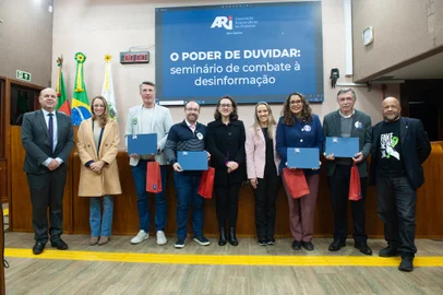 O Poder de Duvidar - Seminário de Combate à Desinformação , realizado e promovido pela Ari - Serra Gaúcha, na noite de terça-feira (27), no pelnário da Câmara de Vereadores de Caxias do Sul, com a presença dos quatro candidatos à prefeitura: Adiló Didomenico (PSDB), Denise Pessôa (PT), Felipe Gremelmaier (MDB) e Maurício Scalco (PL).A iniciativa dialoga com a campanha da matriz da ARI sobre o Direito e o Dever de Duvidar, a qual conta com apoio do Tribunal Regional Eleitoral (TRE-RS) e do Tribunal de Justiça do Estado (TJRS).NA FOTO: candidatos à prefeitura de Caxias se comprometem com o combate à disseminação de desinformação<!-- NICAID(15852684) -->