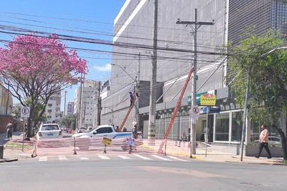 Bloqueio de trânsito na Rua Umbú, na zona norte de Porto Alegre, para obras no Hospital Conceição, começou em 17/19/2024 e se estenderá até 23/09/2024