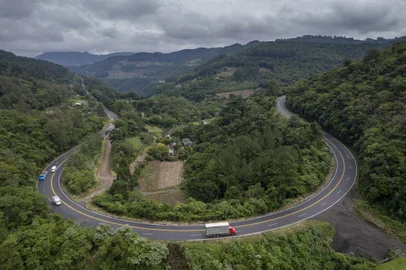 FARROUPILHA, RS, BRASIL, 05/04/2022 - Rodovias da Serra que serão concedidas. Na imagem RS 122, km 47, conhecida como a Curva da Morte.  Foto: Jefferson Botega / Agencia RBS<!-- NICAID(15060974) -->