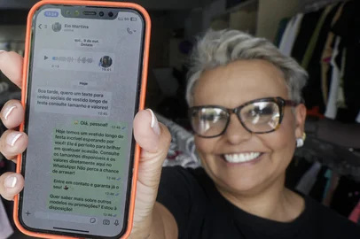 PORTO ALEGRE, RS, BRASIL, 24-10-2025: A lojista Eloísa Martins e a criadora do Perifa Tech, Roberta Capitão (D), que desenvolve a ferramenta de IA usada através do WhatsApp para ajudar outras empreendedoras no bairro Restinga. Roberta participará da ExpoFavela 2025 com o projeto. Foto: Mateus Bruxel/Agência RBSIndexador: MATEUS BRUXEL<!-- NICAID(16153441) -->
