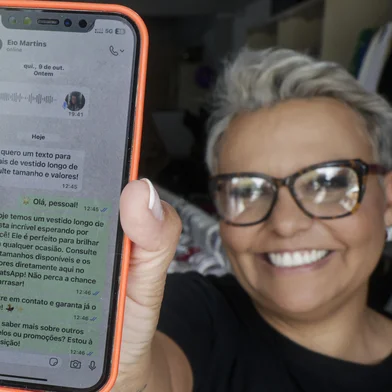 PORTO ALEGRE, RS, BRASIL, 24-10-2025: A lojista Eloísa Martins e a criadora do Perifa Tech, Roberta Capitão (D), que desenvolve a ferramenta de IA usada através do WhatsApp para ajudar outras empreendedoras no bairro Restinga. Roberta participará da ExpoFavela 2025 com o projeto. Foto: Mateus Bruxel/Agência RBSIndexador: MATEUS BRUXEL<!-- NICAID(16153441) -->
