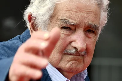 Former President of Uruguay Jose "Pepe" Mujica waves as he arrives for the premiere of the film "El Pepe, Una Vida Suprema" (El Pepe, A Supreme Life) presented out of competition on September 3, 2018 during the 75th Venice Film Festival at Venice Lido. (Photo by Filippo MONTEFORTE / AFP)Editoria: ACELocal: VeniceIndexador: FILIPPO MONTEFORTESecao: film festivalFonte: AFPFotógrafo: STF<!-- NICAID(16035946) -->