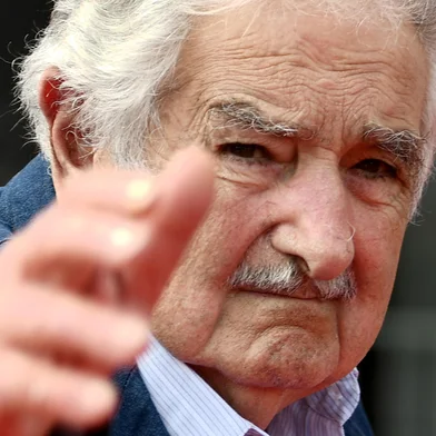 Former President of Uruguay Jose "Pepe" Mujica waves as he arrives for the premiere of the film "El Pepe, Una Vida Suprema" (El Pepe, A Supreme Life) presented out of competition on September 3, 2018 during the 75th Venice Film Festival at Venice Lido. (Photo by Filippo MONTEFORTE / AFP)Editoria: ACELocal: VeniceIndexador: FILIPPO MONTEFORTESecao: film festivalFonte: AFPFotógrafo: STF<!-- NICAID(16035946) -->