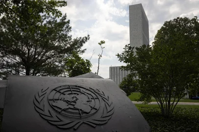 O emblema das Nações Unidas é visto na sede da ONU em Nova York em 19 de setembro de 2022. (Foto de Yuki IWAMURA / AFP)<!-- NICAID(15210990) -->
