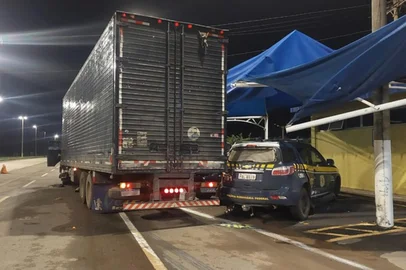 Motorista é preso após jogar caminhão em base da PRF e dizer que ato foi por Bolsonaro<!-- NICAID(16004182) -->