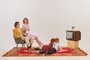 Portrait of young family watching TV isolated over grey backgroundFamília assistindo TV. Foto: Lustre / stock.adobe.comFonte: 545117809<!-- NICAID(15722951) -->