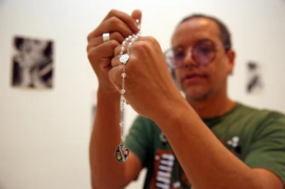 CAXIAS DO SUL, RS, BRASIL, 04/12/2024. "Baixa Colateral Distópica", do artista anapolino Rondinelli Linhares, é a próxima exposição a ocupar a Galeria de Artes do Centro de Cultura Ordovás. (Porthus Junior/Agência RBS)Indexador: Porthus JUNIOR<!-- NICAID(15928597) -->