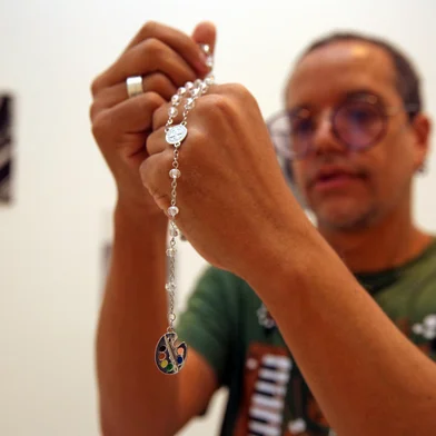 CAXIAS DO SUL, RS, BRASIL, 04/12/2024. "Baixa Colateral Distópica", do artista anapolino Rondinelli Linhares, é a próxima exposição a ocupar a Galeria de Artes do Centro de Cultura Ordovás. (Porthus Junior/Agência RBS)Indexador: Porthus JUNIOR<!-- NICAID(15928597) -->
