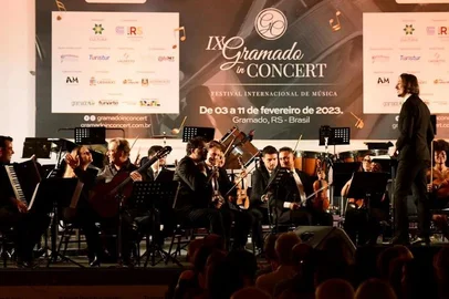 Com recorde de 400 alunos participantes, o X Gramado in Concert abre a programação oficial de eventos da Gramadotur em 2024. De 26 de janeiro a 3 de fevereiro, Gramado vai celebrar as emoções da histórica décima edição do seu festival internacional de música. Em nove dias de programação, a música erudita vai invadir hotéis e pontos turísticos, como a Rua Coberta e o Centro de Eventos Expogramado. Ao todo, serão 10 concertos de orquestras, bandas e corais, 14 concertos de grupos de câmara, oito concertos itinerantes em hotéis e sete intervalos musicais, além de 10 ações formativas para o público e de recitais com alunos e professores. Toda a programação é inteiramente gratuita ao público.  O concerto de abertura será na sexta-feira, 26 de janeiro, às 20h, no Expogramado, com a Orquestra Sinfônica de Gramado, sob a regência do maestro Leandro Serafim.<!-- NICAID(15641202) -->