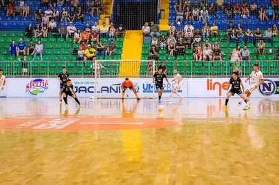 Lance de jogo entre Esporte Futuro e Atlântico pela Liga Nacional de Futsal 2025.