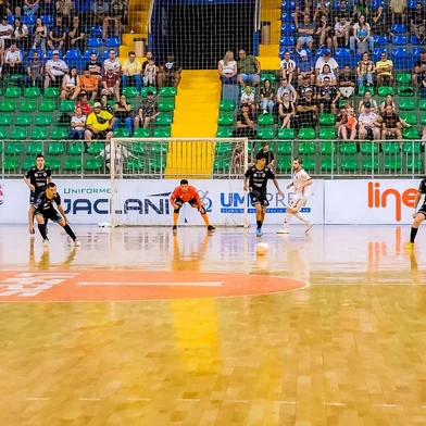 Lance de jogo entre Esporte Futuro e Atlântico pela Liga Nacional de Futsal 2025.