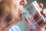 Por que os idosos têm mais dificuldades para beber água; entenda a condição