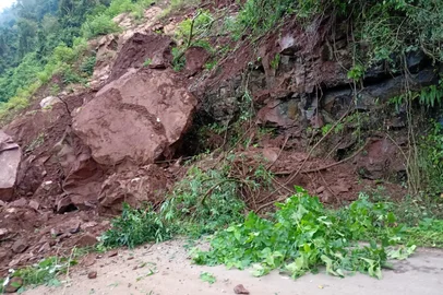 A Estrada Rota Águas e Vales, no interior de Cotiporã e que liga o município a Dois Laejados voltou a ter o trânsito bloqueado na manhã desta sexta-feira (6). <!-- NICAID(16053800) -->