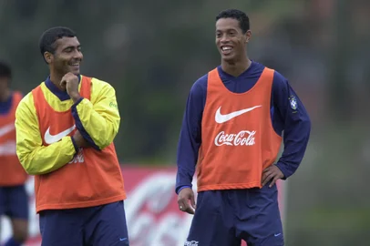 Treino de Ronaldinho Gaúcho com Romário num treino da seleção brasileira #ENVELOPE: PENDENTE<!-- NICAID(657151) -->