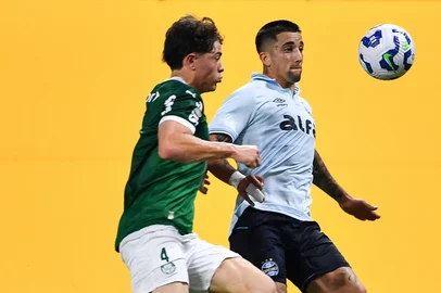 PALMEIRAS X GRÃŠMIOSP - PALMEIRAS/GRÃMIO - ESPORTES - Cristian Olivera do GrÃªmio durante partida entre Palmeiras x GrÃªmio, vÃ¡lida pela dÃ©cima sÃ©tima roda do Campeonato Brasileiro de Futebol 2025, neste sÃ¡bado, (26) no Allianz Parque, SP. 26/07/2025 - Foto: ROBERTO CASIMIRO/FOTOARENA/FOTOARENA/ESTADÃO CONTEÃDOEditoria: ESPLocal: SÃƒO PAULOIndexador: ROBERTO CASIMIROFonte: 2776830Fotógrafo: FOTOARENA<!-- NICAID(16088558) -->