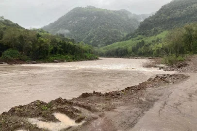 Cheia do Rio Caí interdita ponte do Semapa entre Caxias do Sul e Nova Petrópolis<!-- NICAID(16120193) -->