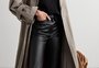 Truques de estilo: 10 looks diferentes com calça de couro preta