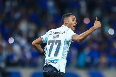 RS - FUTEBOL/CAMPEONATO BRASILEIRO 2025/GREMIO X CRUZEIRO  - ESPORTES - Lance da partida entre Gremio e Cruzeiro disputada na noite deste domingo, no EstÃ¡dio do Mineirao, em Belo Horizonte, em partida valida pela Campeonato Brasileiro 2025. FOTO: LUCAS UEBEL/GREMIO FBPA<!-- NICAID(16079922) -->