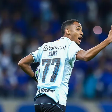 RS - FUTEBOL/CAMPEONATO BRASILEIRO 2025/GREMIO X CRUZEIRO  - ESPORTES - Lance da partida entre Gremio e Cruzeiro disputada na noite deste domingo, no EstÃ¡dio do Mineirao, em Belo Horizonte, em partida valida pela Campeonato Brasileiro 2025. FOTO: LUCAS UEBEL/GREMIO FBPA<!-- NICAID(16079922) -->