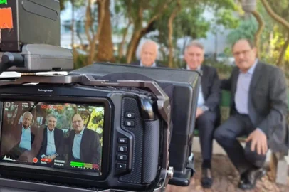 Em época de inserções políticas obrigatórias no rádio e na televisão, chamou atenção a propaganda do MDB estadual com a presença dos ex-governadores Pedro Simon, Germano Rigotto e José Ivo Sartori. Com o slogan "O MDB tem a alma gaúcha", o anúncio destaca o legado deixado pelo partido para o desenvolvimento do Rio Grande do Sul.Simon e Rigotto são naturais de Caxias do Sul e já foram vereadores na cidade, o primeiro entre 1960 e 1963 e o segundo de 1977 a 1981. Já Sartori, natural de Farroupilha, foi vereador em Caxias de 1977 a 1982, e prefeito do município por duas gestões consecutivas, entre 2005 e 2013.A transmissão das propagandas do MDB-RS referente ao primeiro semestre de 2023 começou no dia 7 de junho. Outras duas inserções estão previstas para hoje (14) e dia 16. O partido terá um total de 11 comerciais distribuídos em 40 inserções neste período.<!-- NICAID(15455313) -->