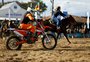 Disputa de motos contra cavalos é atração no primeiro sábado da Expointer