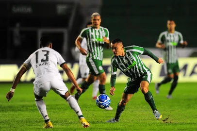 CAXIAS DO SUL, RS, BRASIL, 05/05/2023. Juventude x Guarani, jogo válido pela 4ª rodada da série A do Campeonato Brasileiro e realizado no estádio Alfredo Jaconi. Na foto, lateral-esquerdo Kelvyn (D). (Porthus Junior/Agência RBS)Indexador:                                 <!-- NICAID(15419262) -->