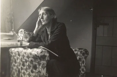 Virginia Woolf sentada em uma poltrona na Monk's House<!-- NICAID(13997232) -->