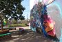 Para dar cores a locais afetados pela enchente, artistas e voluntários pintam escola e casas do bairro Humaitá