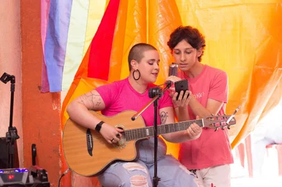 A Feira LGBT+ conta com mais de 15 empreendedores entre brechós, artesanato, tatuadores e marcas autorais, além de ter apresentações de artistas confirmados e palco aberto para cantores, drag queens, DJs e poetas mostrarem sua arte.A 3ª edição acontecerá no dia 12/02 das 14h as 20h, no pátio do Reitoria Bar, na rua Os 18 do Forte, 2478, e a entrada é a contribuição espontânea de um alimento não-perecível em apoio a ONG Construindo Igualdade.<!-- NICAID(15343610) -->