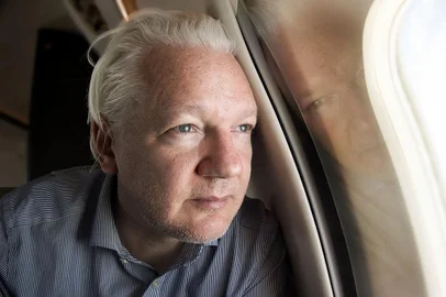 This handout courtesy of the WikiLeaks X account @wikileaks posted on June 25, 2024 shows WikiLeaks founder Julian Assange looking out of the window as his plane from London approaches Bangkok for a layover at Don Mueang International Airport in the Thai capital. WikiLeaks founder Julian Assange has been released from prison in Britain and is set to face a final court hearing after reaching a plea deal with US authorities that brings to a close his years-long legal drama. A charter plane flew the 52-year-old from London to Bangkok, where it made a scheduled stop to refuel. (Photo by WikiLeaks / AFP) / -----EDITORS NOTE --- RESTRICTED TO EDITORIAL USE - MANDATORY CREDIT "AFP PHOTO / Courtesy of the WikiLeaks X account @wikileaks  " - NO MARKETING - NO ADVERTISING CAMPAIGNS - DISTRIBUTED AS A SERVICE TO CLIENTS - NO ARCHIVESEditoria: CLJLocal: In the airIndexador: -Secao: justice and rightsFonte: WikiLeaksFotógrafo: Handout<!-- NICAID(15797417) -->
