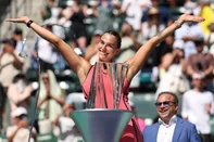 INDIAN WELLS, CALIFORNIA - MARCH 15: Aryna Sabalenka poses with the championship trophy after defeating Elena Rybakina of Kazakhstan during their Women's Singles Finals match on Day 12 of the BNP Paribas Open at Indian Wells Tennis Garden on March 15, 2026 in Indian Wells, California.   Clive Brunskill/Getty Images/AFP (Photo by CLIVE BRUNSKILL / GETTY IMAGES NORTH AMERICA / Getty Images via AFP)<!-- NICAID(16245688) -->