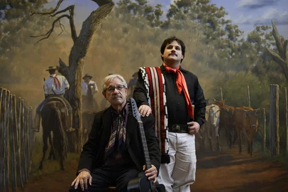 PORTO ALEGRE, RS, BRASIL, 19-08-2025: Victor Mateus Teixeira Filho e Victor Mateus Teixeira Neto participam do projeto de GZH "A Música do Rio Grande" e cantam Querência Amada, de Teixeirinha, no Parque Maurício Sirotsky Sobrinho (Harmonia). Foto: Mateus Bruxel/Agência RBSIndexador: MATEUS BRUXEL<!-- NICAID(16115085) -->