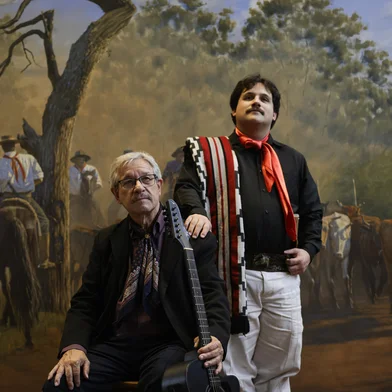 PORTO ALEGRE, RS, BRASIL, 19-08-2025: Victor Mateus Teixeira Filho e Victor Mateus Teixeira Neto participam do projeto de GZH "A Música do Rio Grande" e cantam Querência Amada, de Teixeirinha, no Parque Maurício Sirotsky Sobrinho (Harmonia). Foto: Mateus Bruxel/Agência RBSIndexador: MATEUS BRUXEL<!-- NICAID(16115085) -->