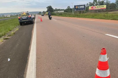 Mulher morre atropelada na BR-116, em Guaíba<!-- NICAID(15707493) -->