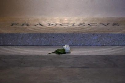 A white rose lays on the tomb of Pope Francis on the first day of its opening to the public in Santa Maria Maggiore basilica in Rome on April 27, 2025. (Photo by Tiziana FABI / AFP)<!-- NICAID(16025199) -->