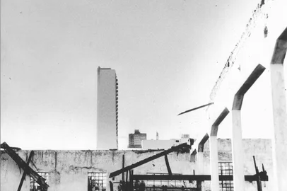 Vizinho da Cantina Antunes, o fotógrafo Gelson Aimi produziu, entre 1989 e 1991, uma série de imagens em p&b evidenciando o ocaso do lugar _ antes do início das obras do novo Fórum. Reveladas em casa, as imagens compuseram uma exposição no lendário bar Vôo Livre, em abril de 1991.Na foto: o convite para a exposição de 1991, idealizado pela artista plástica Mayta Pasa.<!-- NICAID(16383224) -->