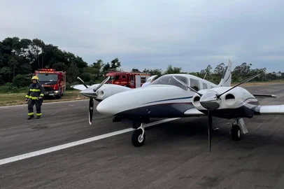 Um avião bimotor precisou fazer um pouso de emergência no interior de Bento Gonçalves, na tarde desta quinta-feira (8), após uma falha em um dos motores da aeronave. Ninguém ficou ferido. <!-- NICAID(16033353) -->